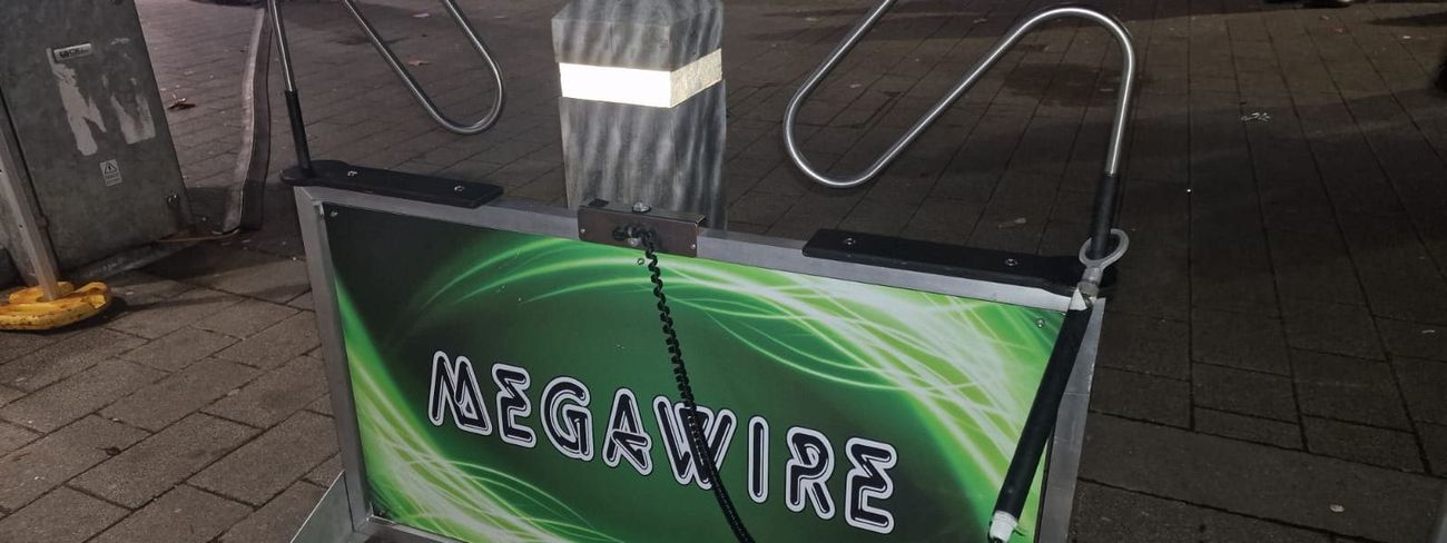 Green Megawire game on a high street at night