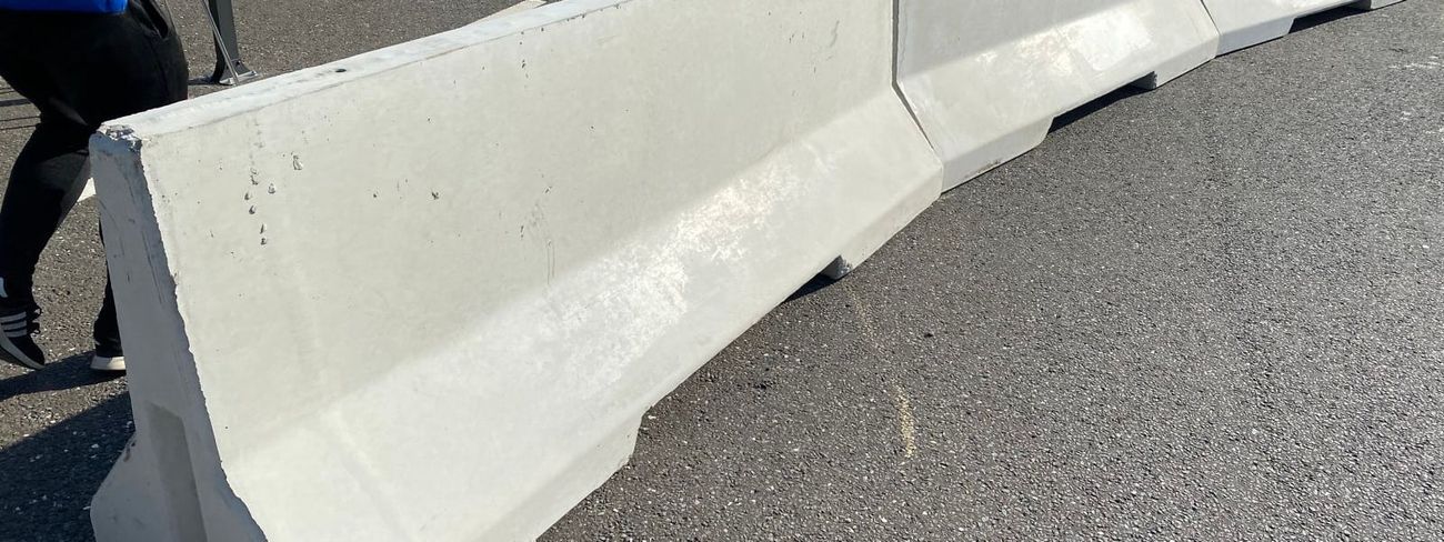 Curved barrier run alongside roadway