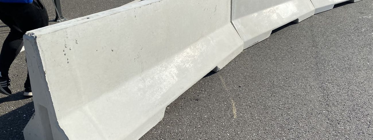 Curved barrier run alongside roadway