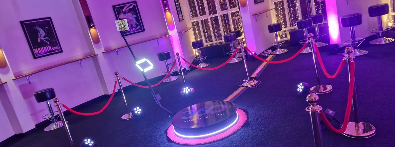 LED-edged 360 photo booth platform with rotating camera arm and display screen