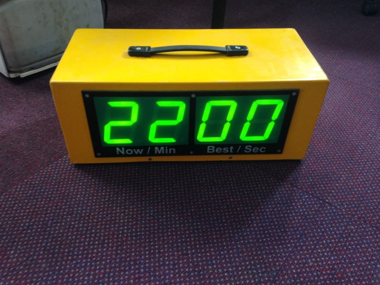 Yellow boxed digital countdown timer with carry handle, displaying 22:00 on green LEDs